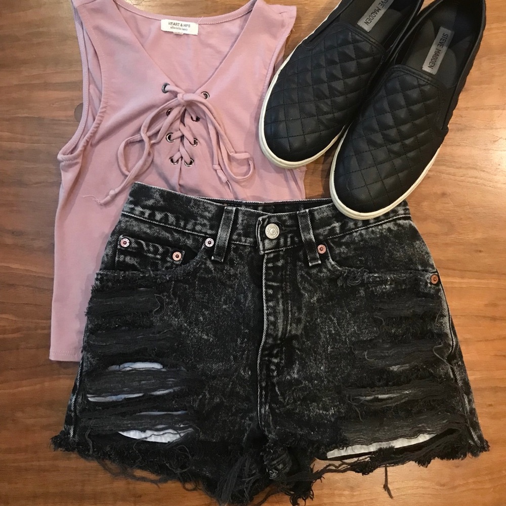 LEVI’S Distressed Cut-off Shorts